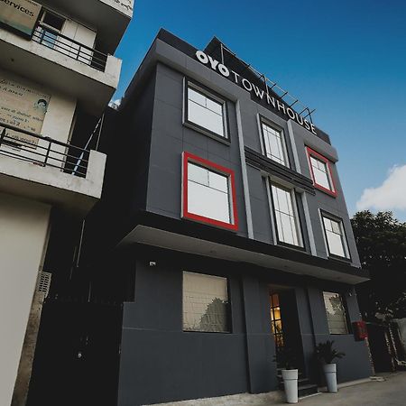 Collection O Townhouse 069 Hotel Gurgaon Bagian luar foto
