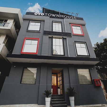 Collection O Townhouse 069 Hotel Gurgaon Bagian luar foto